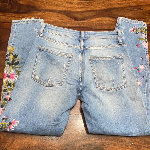 Zara Lightwash Distressed Floral Embroidered Jeans - Picture 8 of 9